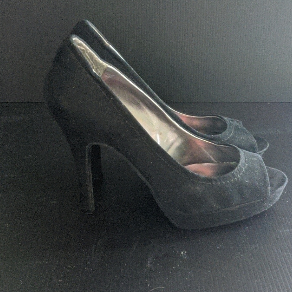 Shoes - Picture 2 of 4